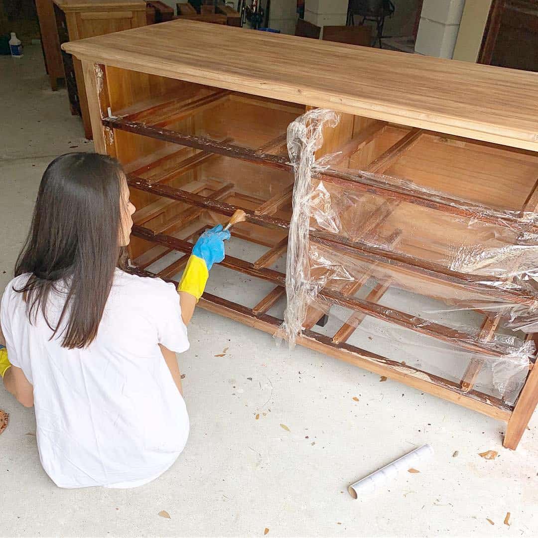 How to strip and bleach furniture to obtain a raw wood finish. This tutorial transforms stained and painted furniture into natural wood furniture and gives them a new look. #refinishingfurniture #refinishedfurniture #citristrip #naturalfinish #rawwood #bleachingfurniture