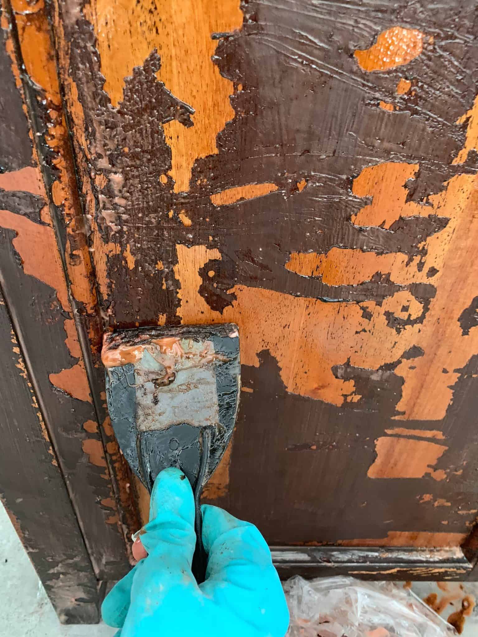 How to strip and bleach furniture to obtain a raw wood finish. This tutorial transforms stained and painted furniture into natural wood furniture and gives them a new look. #refinishingfurniture #refinishedfurniture #citristrip #naturalfinish #rawwood #bleachingfurniture