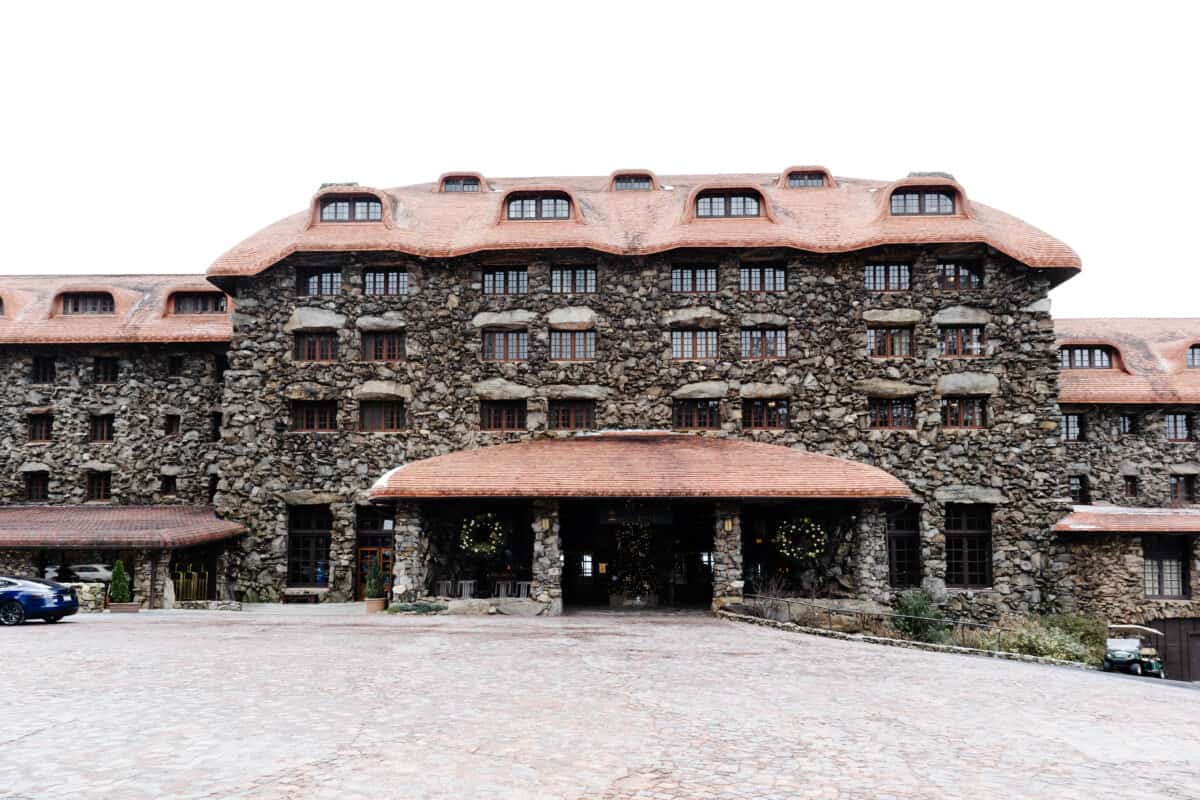The snow-dusted entrance to the Omni Grove Park Inn. #groveparkinn #nationalgingerbreadcompetition #gingerbread #giantgingerbreakhouse #asheville #northcarolina #visitasheville #ashevillehotels #ashevilleresort #mountainvacation